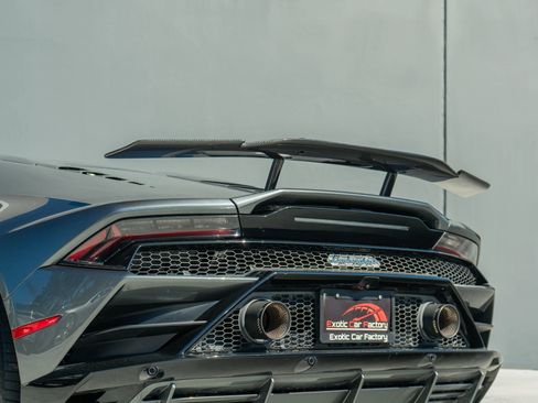 Used 2020 Lamborghini Huracan EVO image 31