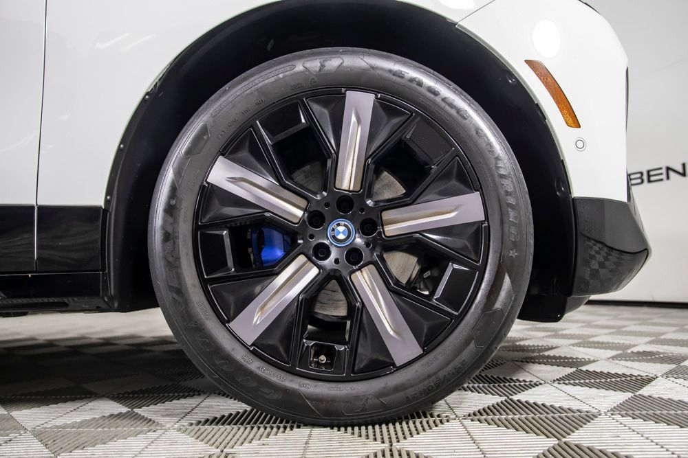 Used 2024 BMW iX xDrive50 w/ Sport Package AWD/4WD image 35