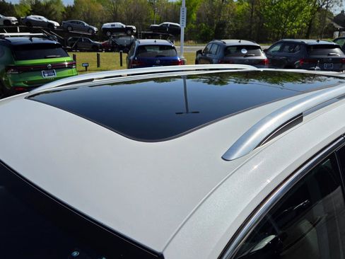 Used 2023 Volkswagen Tiguan SE w/ Panoramic Sunroof Package image 12