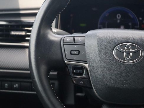 Used 2025 Toyota Camry SE FWD image 9