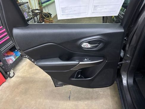 Used 2021 Jeep Cherokee Latitude Lux FWD image 17