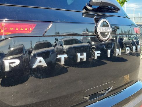 New 2025 Nissan Pathfinder SL image 17
