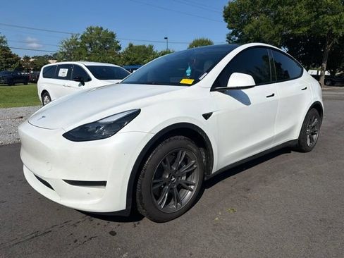 Used 2024 Tesla Model Y Long Range RWD image 3