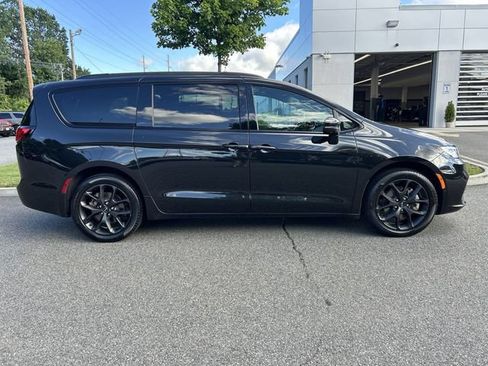 Used 2023 Chrysler Pacifica Touring-L w/ S Appearance Package AWD/4WD image 9