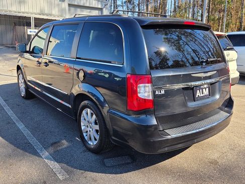 Used 2014 Chrysler Town & Country Touring image 6