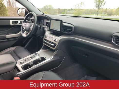Used 2022 Ford Explorer XLT w/ Equipment Group 202A AWD/4WD image 10