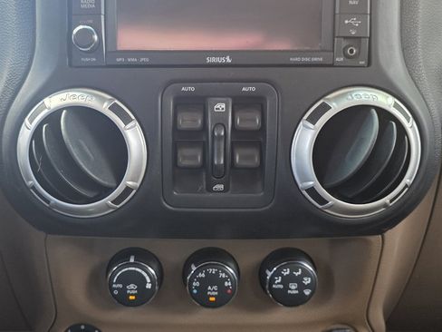 Used 2012 Jeep Wrangler Unlimited Rubicon w/ Connectivity Group AWD/4WD image 24