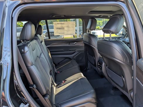 New 2026 Jeep Grand Cherokee L 4WD image 10