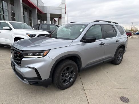 Used 2025 Honda Pilot TrailSport image 5