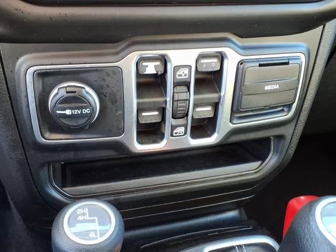 Used 2018 Jeep Wrangler Unlimited Sahara image 22