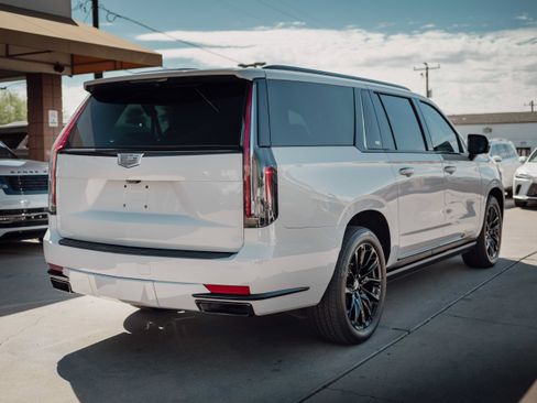 Used 2023 Cadillac Escalade ESV Sport Platinum w/ LPO, ONYX Package AWD/4WD image 3