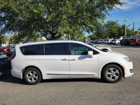 Used 2017 Chrysler Pacifica Touring-L Plus FWD image 9