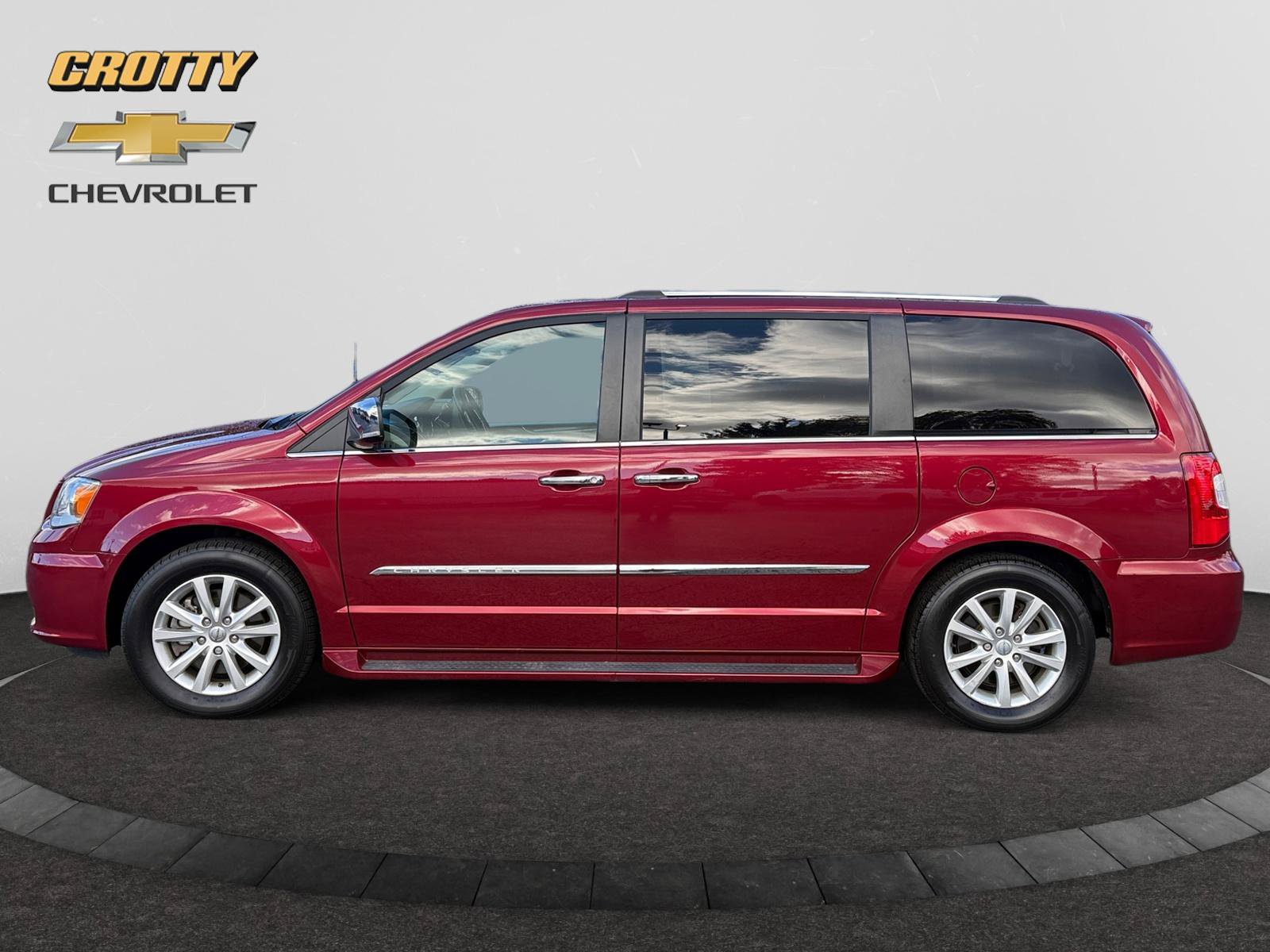 Used 2016 Chrysler Town & Country Limited Platinum FWD image 2
