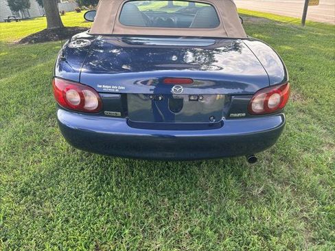 Used 2002 MAZDA MX-5 Miata RWD image 2