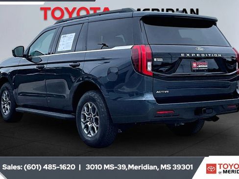 Used 2025 Ford Expedition Active RWD image 2
