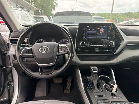 Used 2022 Toyota Highlander LE AWD/4WD image 24