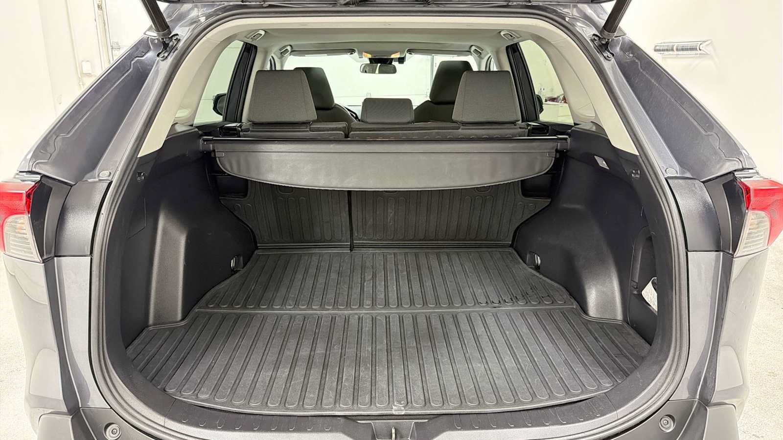 Used 2020 Toyota RAV4 XLE AWD/4WD image 27