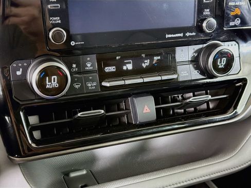 Used 2020 Toyota Highlander XLE AWD/4WD image 17
