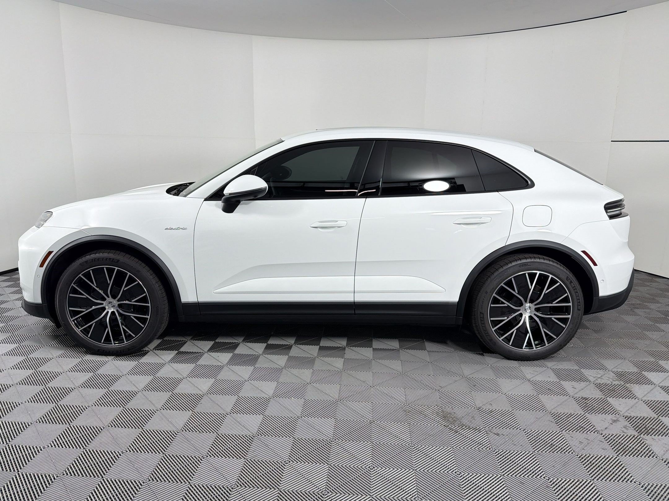 Used 2026 Porsche Macan Electric RWD image 2