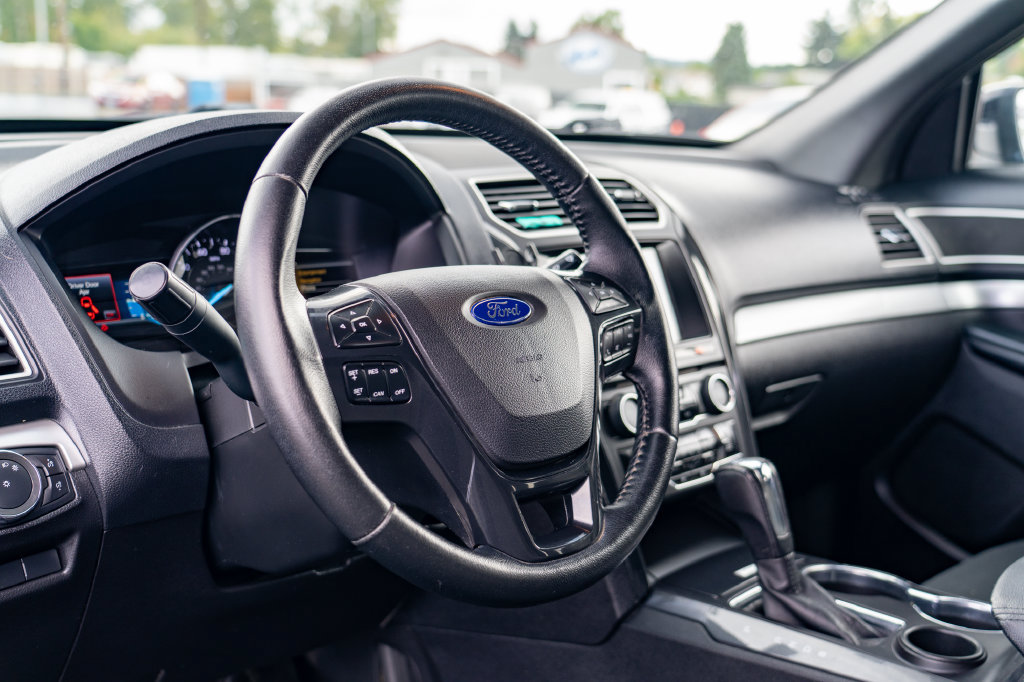 Used 2017 Ford Explorer XLT w/ Equipment Group 201A FWD image 13