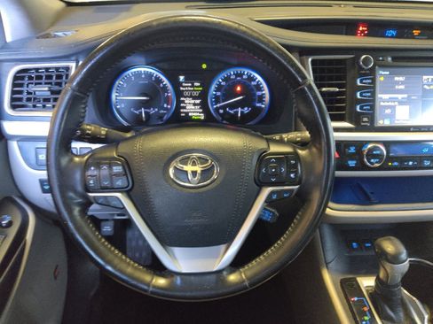 Used 2018 Toyota Highlander Limited Platinum FWD image 22