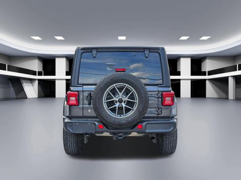 Used 2018 Jeep Wrangler Unlimited Sahara AWD/4WD image 4