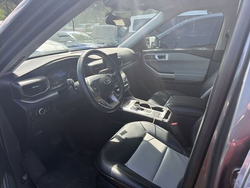Used 2023 Ford Explorer XLT w/ Equipment Group 202A image 5