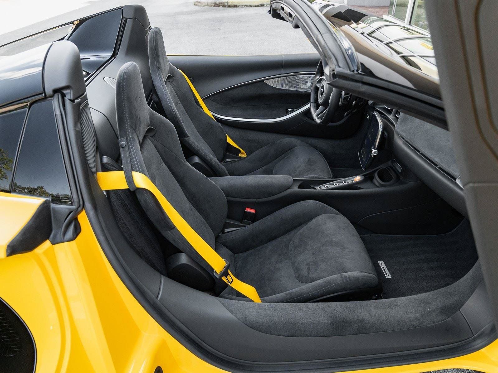 Used 2025 McLaren Artura Spider RWD image 28