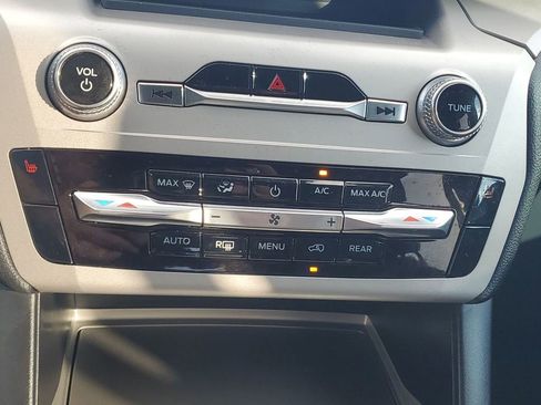 Used 2024 Ford Explorer XLT image 32