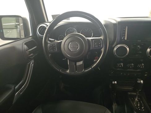 Used 2018 Jeep Wrangler Unlimited Sahara w/ Dual Top Group AWD/4WD image 15