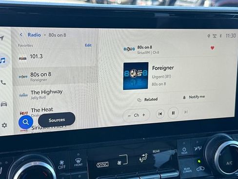 Certified 2023 Toyota Highlander XLE image 28