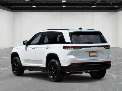 Used 2023 Jeep Grand Cherokee Altitude AWD/4WD image 3