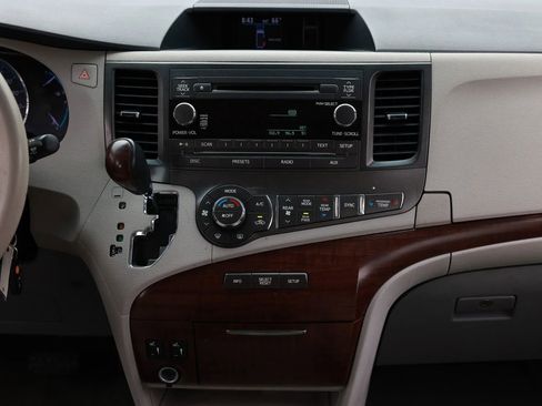 Used 2012 Toyota Sienna XLE image 38