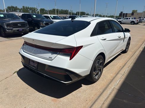 Used 2025 Hyundai Elantra Limited FWD image 9