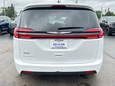 Used 2024 Chrysler Pacifica Touring-L w/ Uconnect Theater Family Group FWD image 8