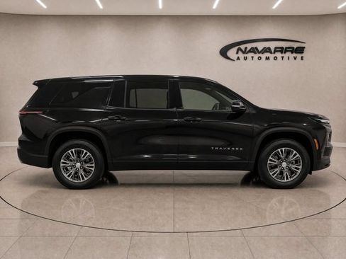 Used 2025 Chevrolet Traverse LT FWD image 9