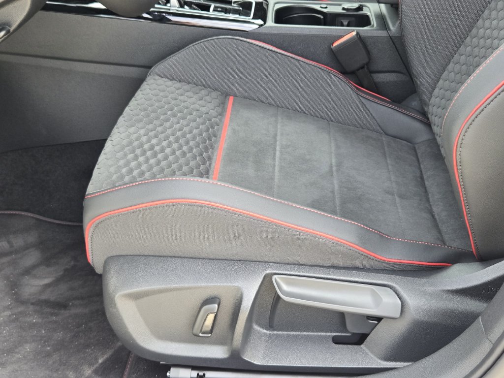 New 2026 Volkswagen GTI SE FWD image 23
