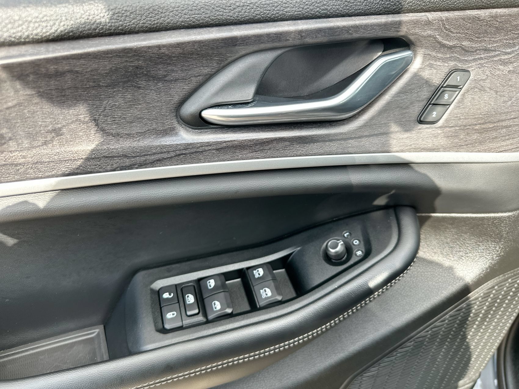 Used 2025 Jeep Grand Cherokee Limited AWD/4WD image 13