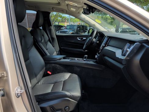 Used 2025 Volvo XC60 B5 Plus AWD/4WD image 37