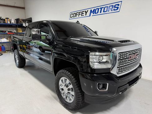 Used 2018 GMC Sierra 2500 Denali w/ Duramax Plus Package AWD/4WD image 8