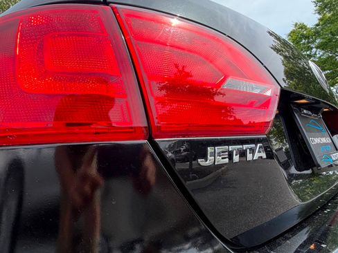 Used 2011 Volkswagen Jetta SE FWD image 19