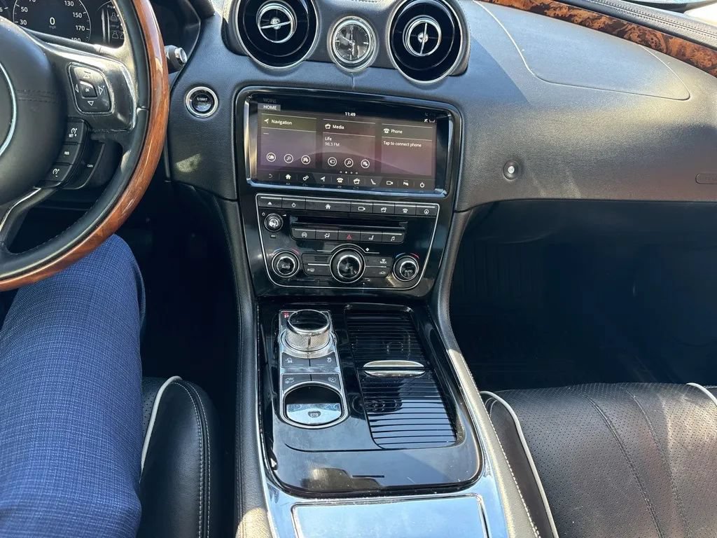 Used 2019 Jaguar XJ R-Sport AWD/4WD image 12