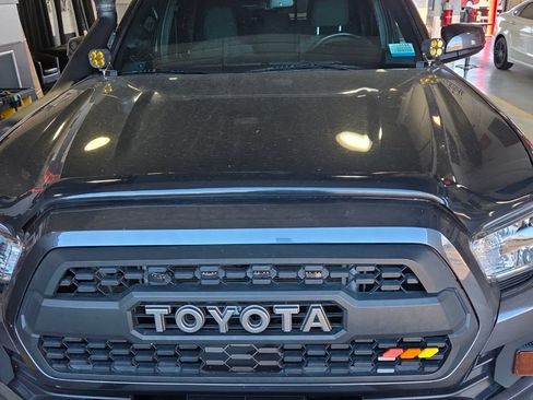 Used 2019 Toyota Tacoma TRD Off-Road w/ Technology Package AWD/4WD image 21