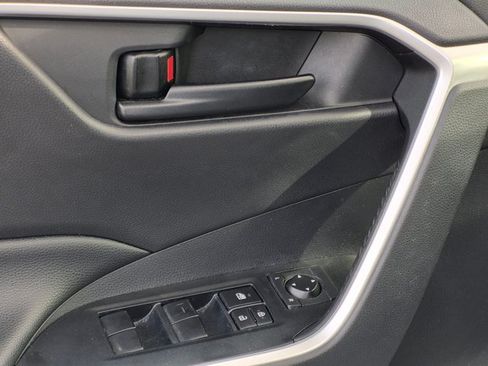 Used 2019 Toyota RAV4 LE FWD image 2