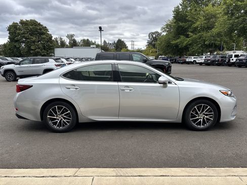 Used 2016 Lexus ES 350 w/ Premium Package w/Wood Trim FWD image 5