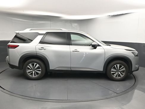 Used 2025 Nissan Pathfinder SL image 9