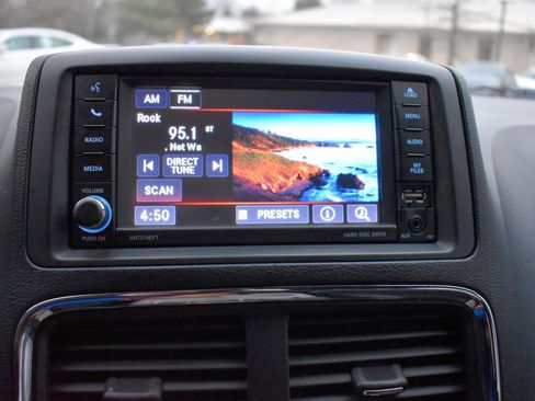 Used 2019 Dodge Grand Caravan SXT image 17