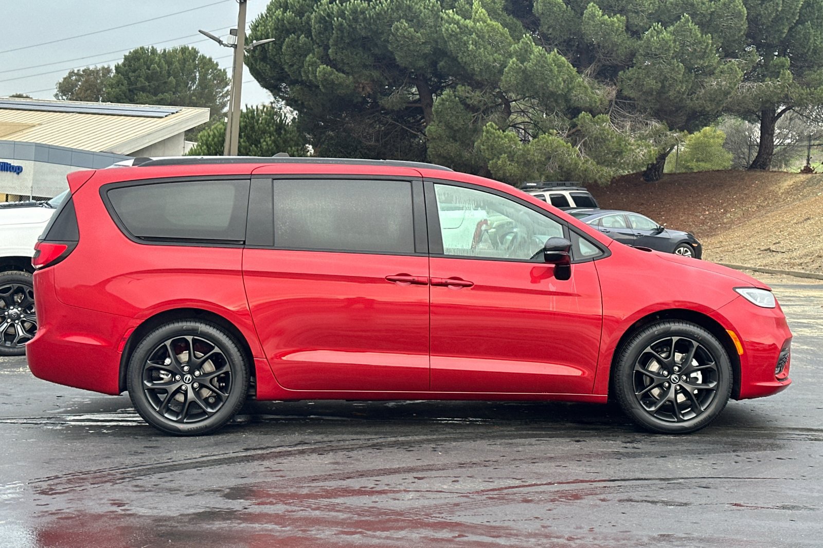 New 2026 Chrysler Pacifica Select w/ S Appearance Package FWD image 3