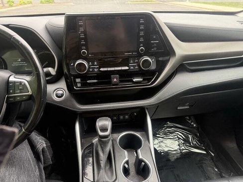Used 2020 Toyota Highlander XLE FWD image 14