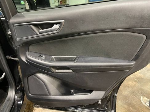 Used 2018 Ford Edge SE image 25